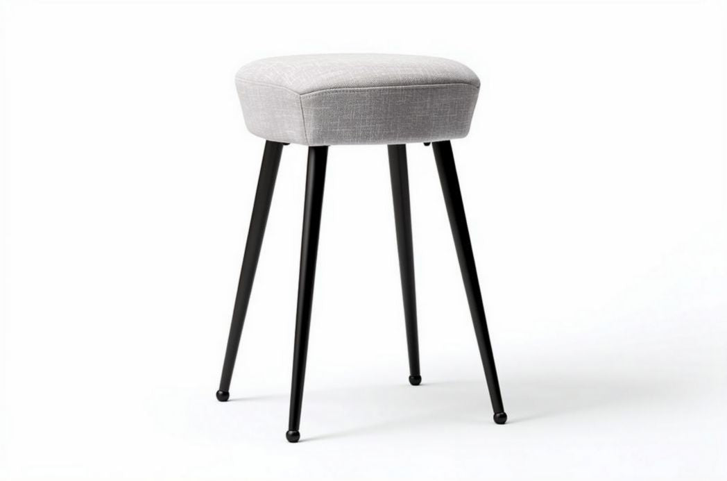 Hocker van stof met zwarte metalen poten afmetingen 40 x 40 x 45cm